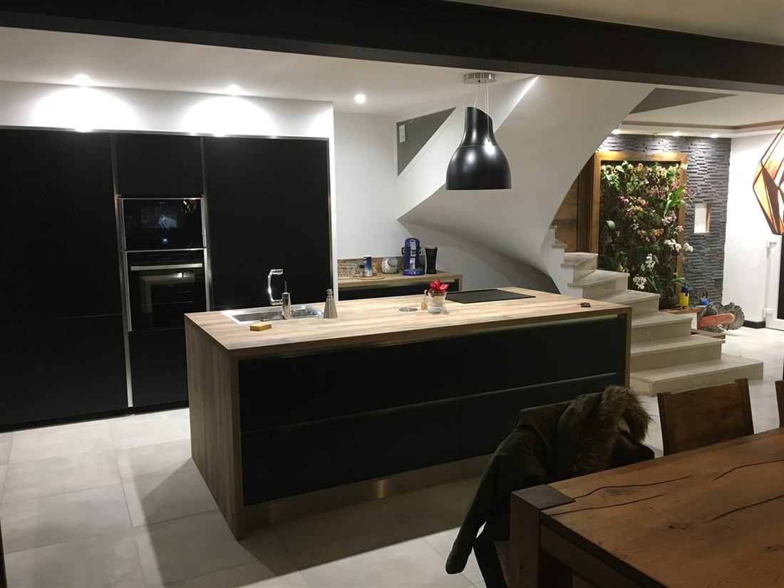 Cuisine moderne design noir et bois — Réalisation MAN OF STYLE